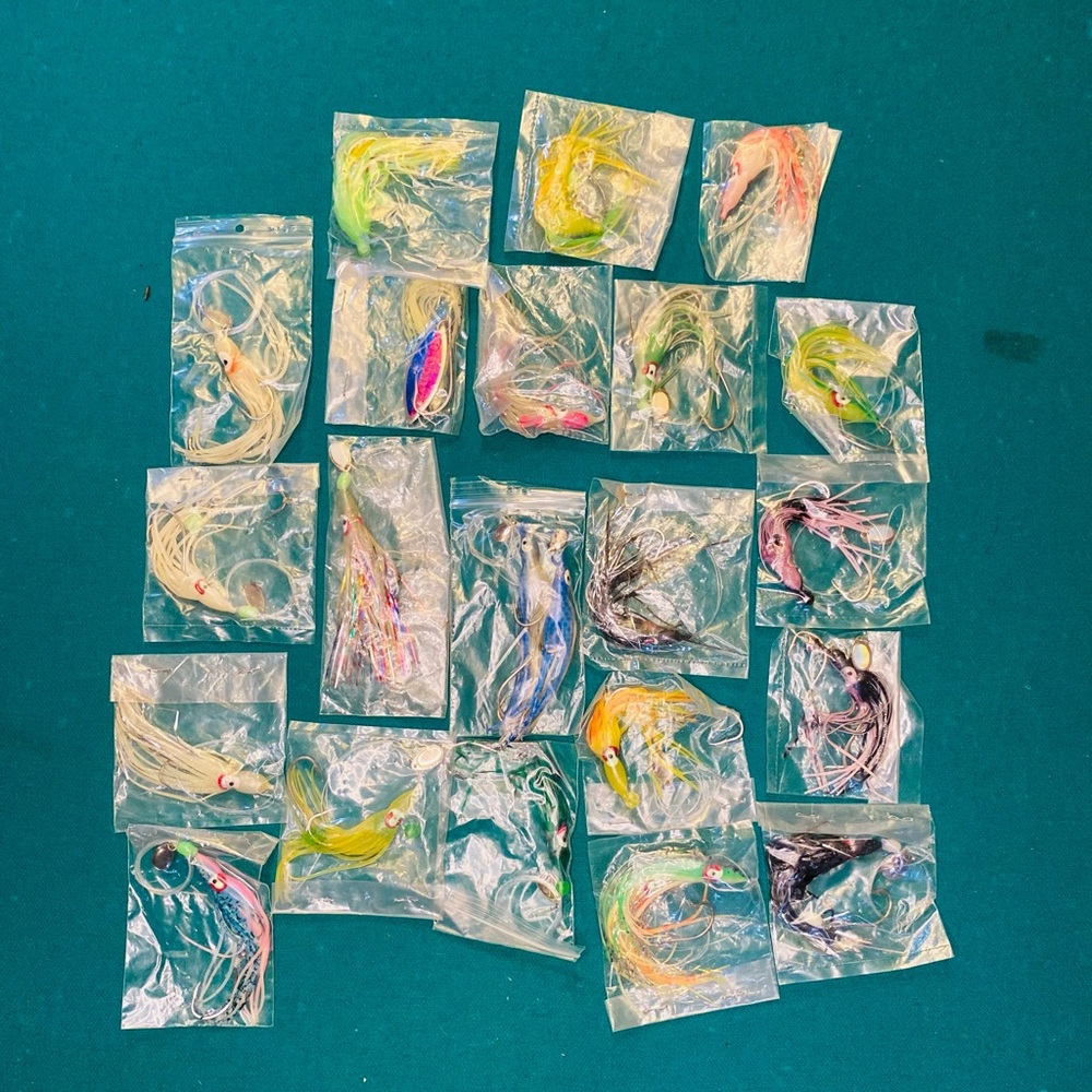 LOT OF 21 VIMTAGE PRE-RIGGED TINSEL AND RUBBER SQUID FISHING LURES